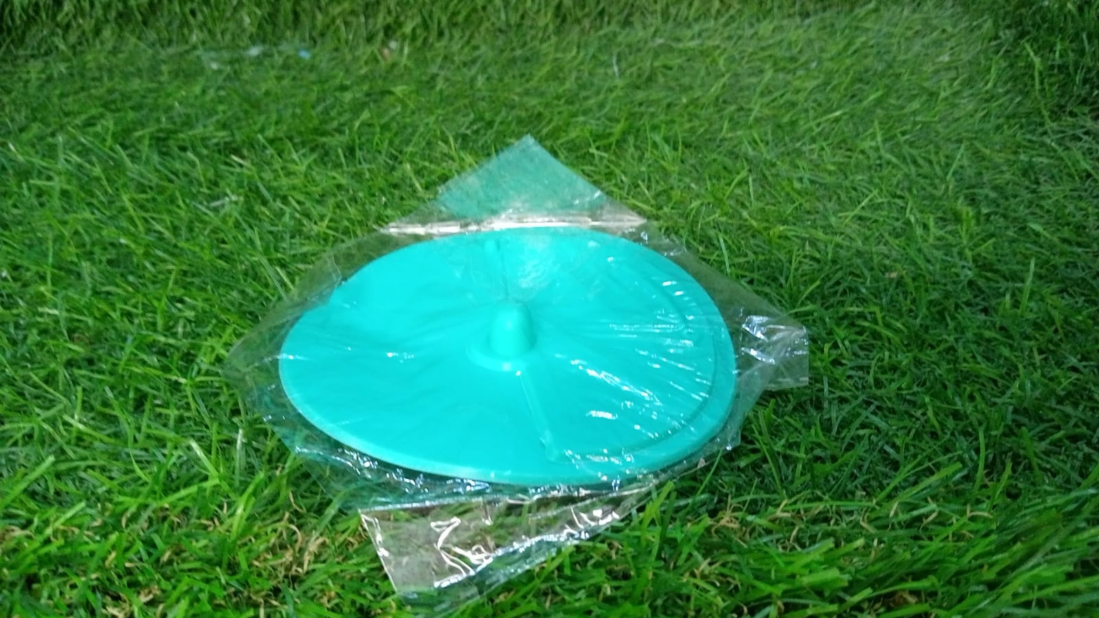 Round rubber drain cover, anti-odor, for effective water drainage and odor control.